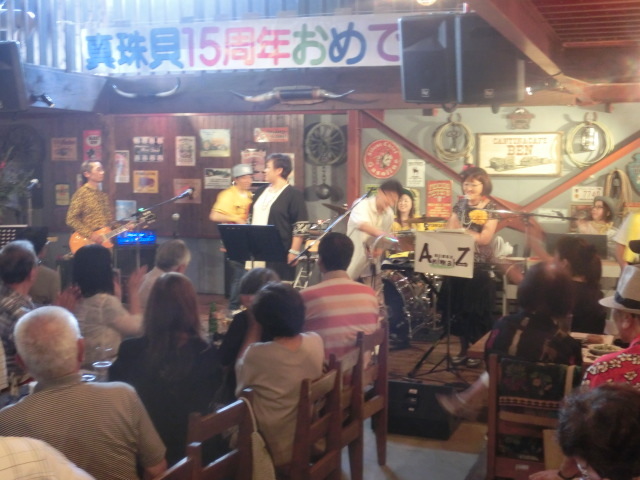 お客さんがいっぱい! 勝亦正人とアロハコールズ 「真珠貝」15周年記念ライヴ_f0141310_07221567.jpg