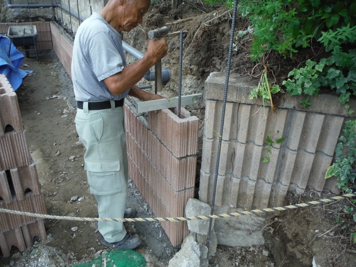 駐車場工事 ~ ブロック積み_d0165368_03322170.jpg