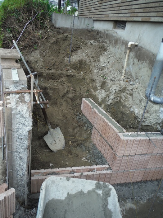 駐車場工事 ~ ブロック積み_d0165368_03340874.jpg