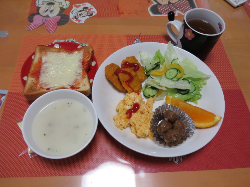 あじさい荘朝食 ピザトースト チキンナゲット ポタージュ 今日の献立