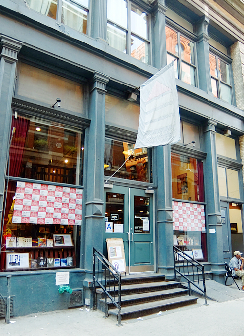 NYでカフェと言えばココ!!! Housing Works Bookstore Cafe_b0007805_8525163.jpg