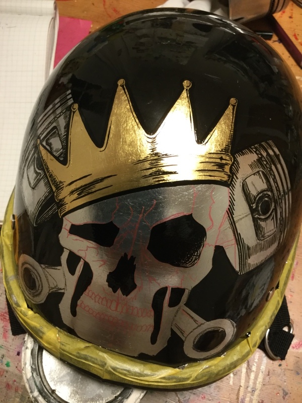 ヘルメットにシルバーリーフとゴールドリーフで王冠かぶったスカルを描く Sankon Signs ヘルメットにシルバーリーフとゴールドリーフで王冠かぶったスカルを描く Sankon Signs