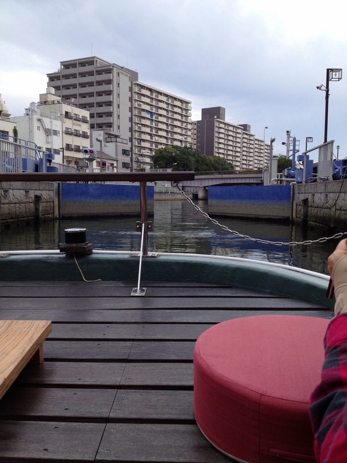 水飲み場に前足をかけ噴水の水飲む犬が俺の顔見る_d0021306_16111760.jpg