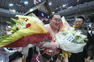 ジョーク一発:白鵬に大きな花束を手渡す和服美人はだれ?すでにその世界では有名人なのか!?_a0348309_18413611.jpg