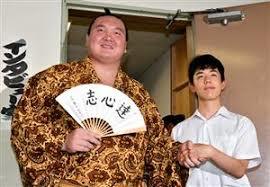ジョーク一発:白鵬に大きな花束を手渡す和服美人はだれ?すでにその世界では有名人なのか!?_a0348309_18435001.jpeg