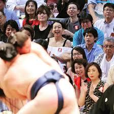 ジョーク一発:白鵬に大きな花束を手渡す和服美人はだれ?すでにその世界では有名人なのか!?_a0348309_18461538.jpeg
