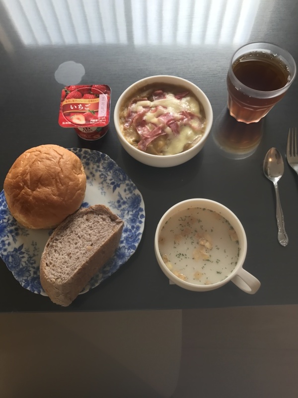 すずらん荘 朝食 くるみパン ハムエッグチーズサンド カレー風味ポトフ ポタージュスープ ヨーグルト_c0357519_07280139.jpg