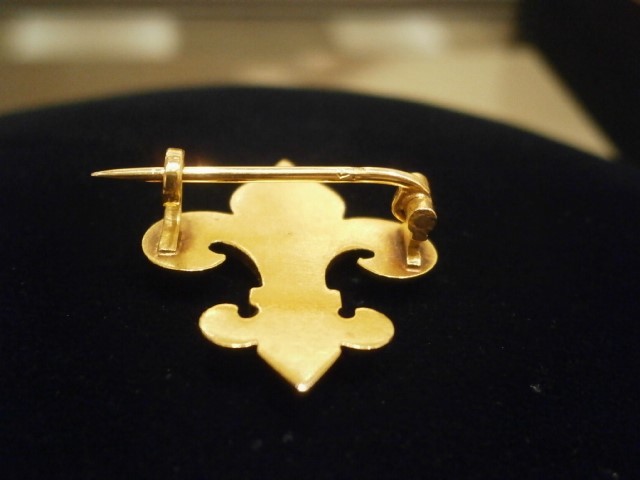 ローズカットダイヤモンドが煌く18ct.フルールドリスブローチ_a0264182_13512922.jpg