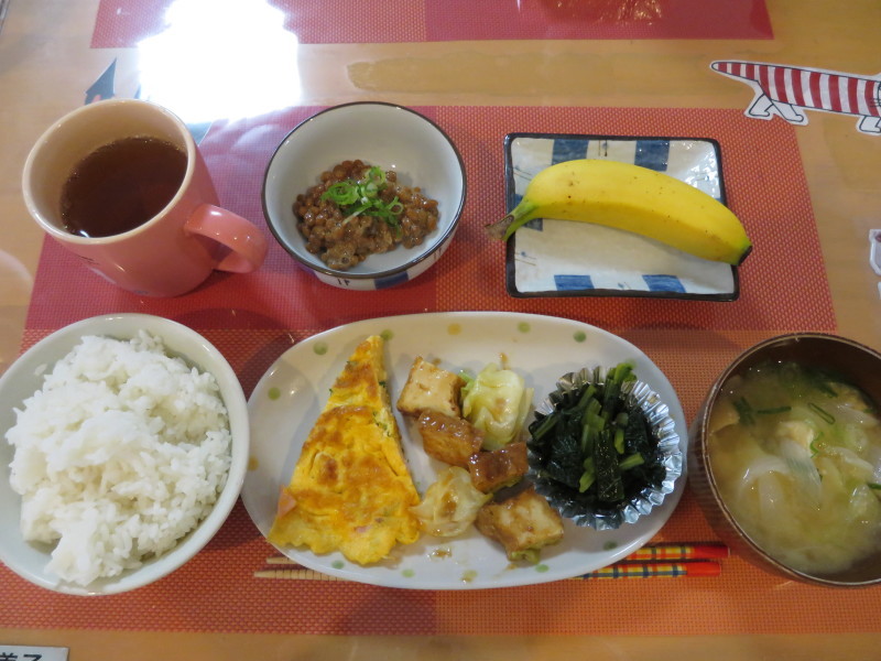 あじさい荘朝食　ねぎ玉　納豆　バナナ_c0357519_07142810.jpg