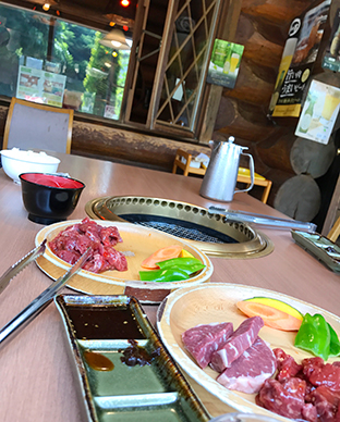 ろぐ亭＠軽井沢、丸太小屋で焼肉を食べてカナディアンログハウスの思い出にひたる♬_e0000295_17723.jpg