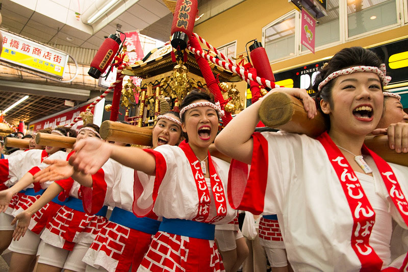 < 賑やか！天神橋筋商店街のギャル神輿 >_c0183700_2110129.jpg