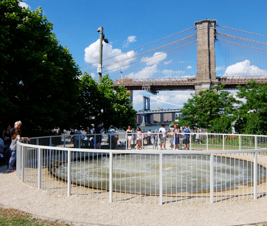 NYの公園の芝生広場に「うず潮」アート?!登場中 \"Descension\" by Anish Kapoor_b0007805_22173985.jpg