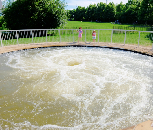 NYの公園の芝生広場に「うず潮」アート?!登場中 \"Descension\" by Anish Kapoor_b0007805_22182799.jpg