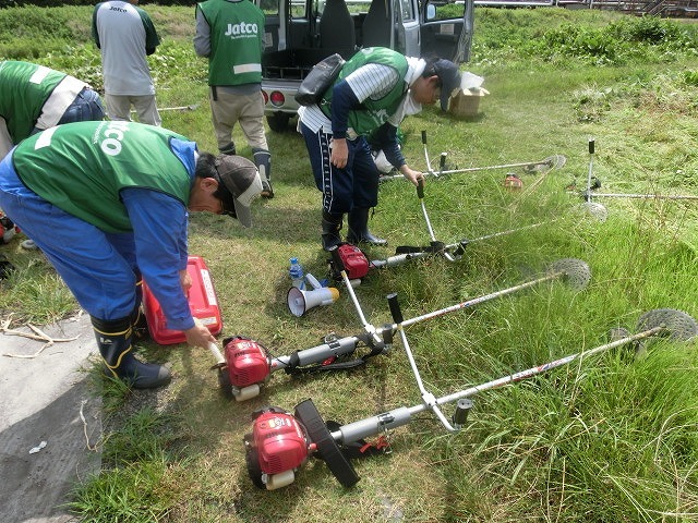 スイカの甘みが身体に浸みわたる　猛暑の中、今年初めての滝川の草刈り清掃_f0141310_06413934.jpg