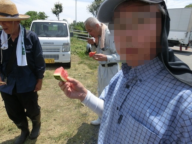 スイカの甘みが身体に浸みわたる　猛暑の中、今年初めての滝川の草刈り清掃_f0141310_06431232.jpg