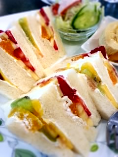 西新宿 フルーツショップ カンノ カフェ ストロベリーフィールズのフルーツサンドセット 東京ライフ 西新宿 フルーツショップ カンノ カフェ ストロベリーフィールズのフルーツサンドセット 東京ライフ