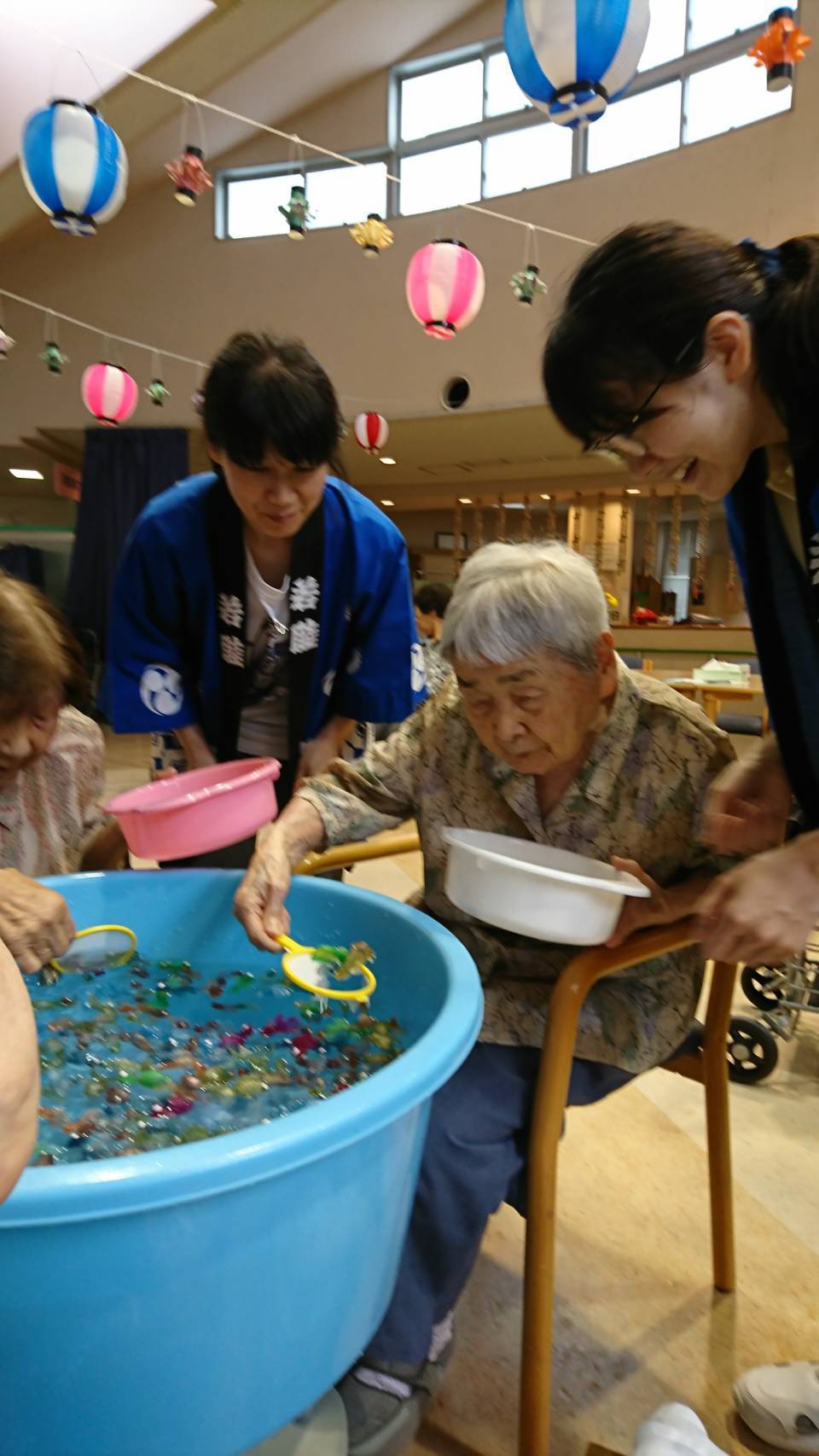 ひかりの夏祭り 金魚すくいとたこ焼き 光野デイサービスセンターブログです ひかりの夏祭り 金魚すくいとたこ焼き 光野デイサービスセンターブログです