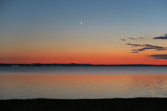 三日月の茜に映える湖の夕、イタリア トラジメーノ湖_f0234936_6352079.jpg