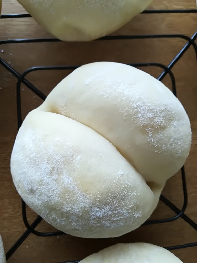 ハイジの白パンとメロンパンアイス 空を見上げて