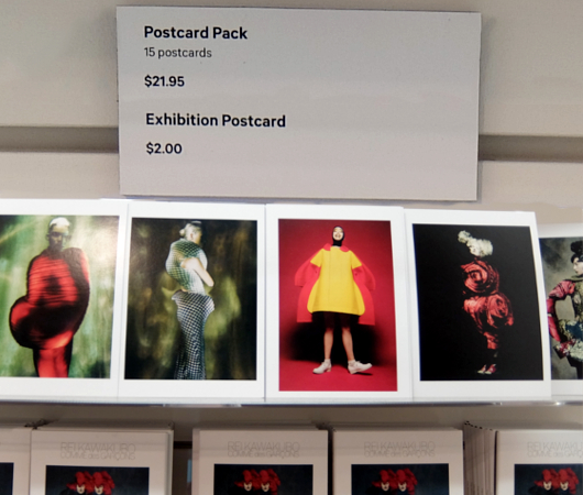 メトロポリタン美術館で川久保玲さんの特別展：関連グッズ販売コーナー