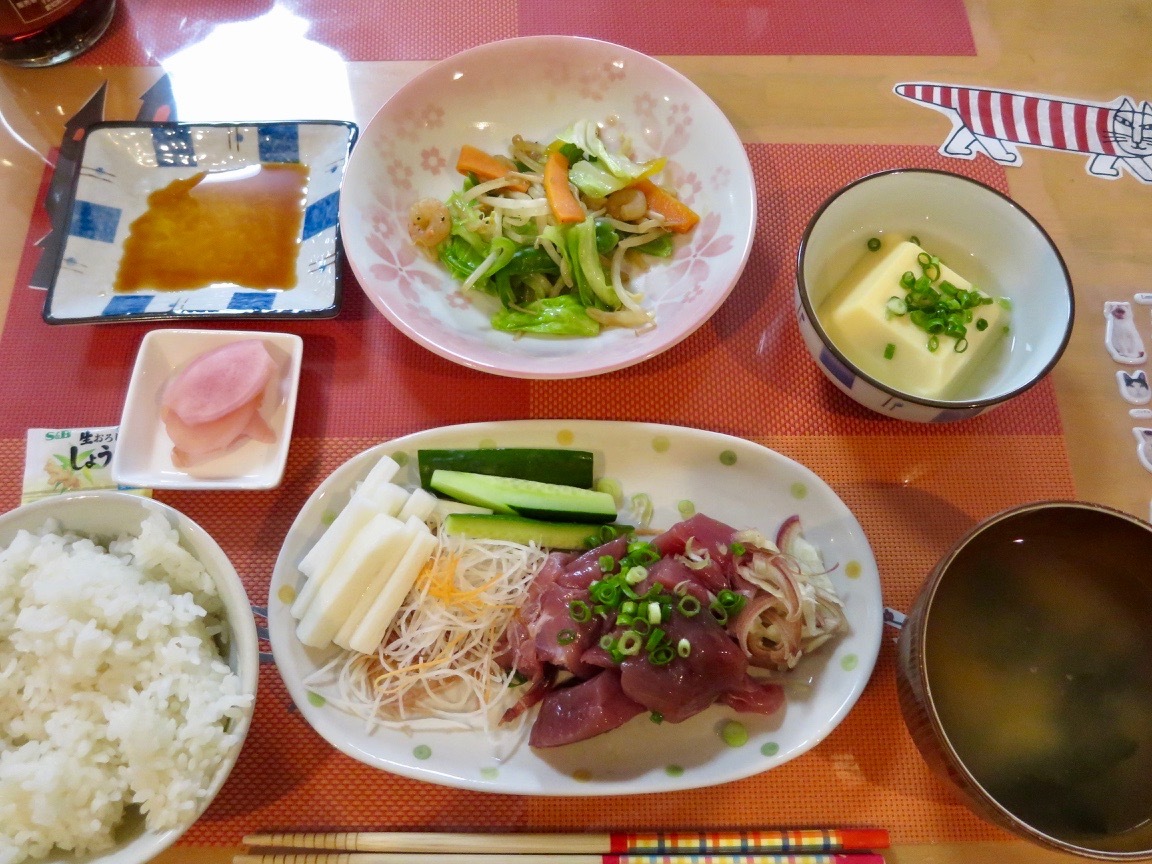 あじさい荘夕食　鰹の刺身・卵豆腐・野菜炒め_c0357519_21273579.jpg