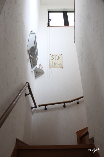 セリアのお勧めペンキ♪階段をＤＩＹセルフリノベで漆喰壁と塗り壁に_f0023333_21433177.jpg