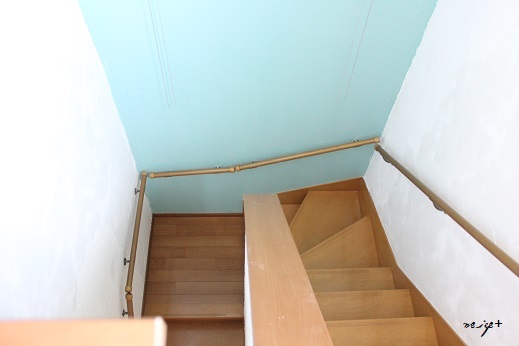 セリアのお勧めペンキ♪階段をＤＩＹセルフリノベで漆喰壁と塗り壁に_f0023333_21433611.jpg