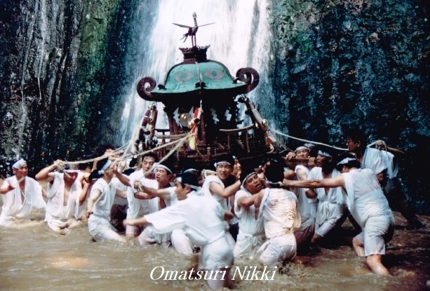 来週のお祭り「みこしの滝浴び」（秋田県八峰町 白瀑神社）_e0365381_18323384.jpg