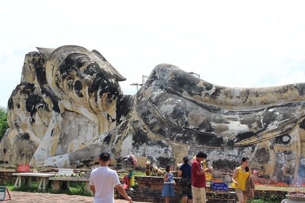 【タイ旅行記】「ワット・ロカヤ・スター」で、涅槃像にお参りを。【アユタヤ】_a0158724_13100664.jpg