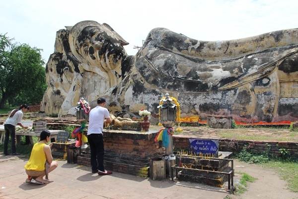 【タイ旅行記】「ワット・ロカヤ・スター」で、涅槃像にお参りを。【アユタヤ】_a0158724_13111328.jpg