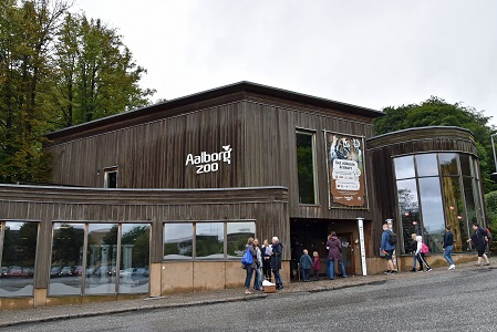 オールボー動物園訪問二日目 ～ ホッキョクグマ親子にたっぷりとある時間_a0151913_5495614.jpg