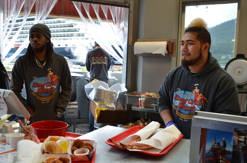 ジュノーの顔とも言えるお店で楽しいランチ「TRACY\'S KING CRAB SHACK」：2017ルビープリンセスアラスカクルーズ8_f0054556_22475975.jpg