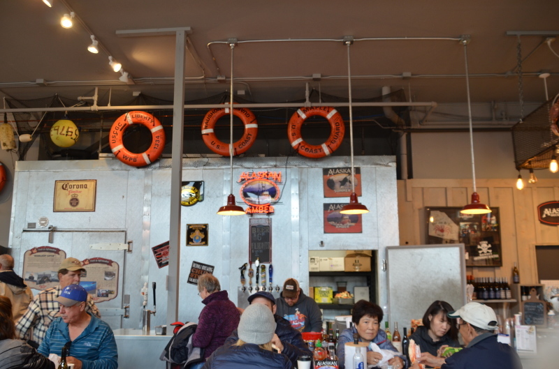 ジュノーの顔とも言えるお店で楽しいランチ「TRACY\'S KING CRAB SHACK」：2017ルビープリンセスアラスカクルーズ8_f0054556_22492488.jpg