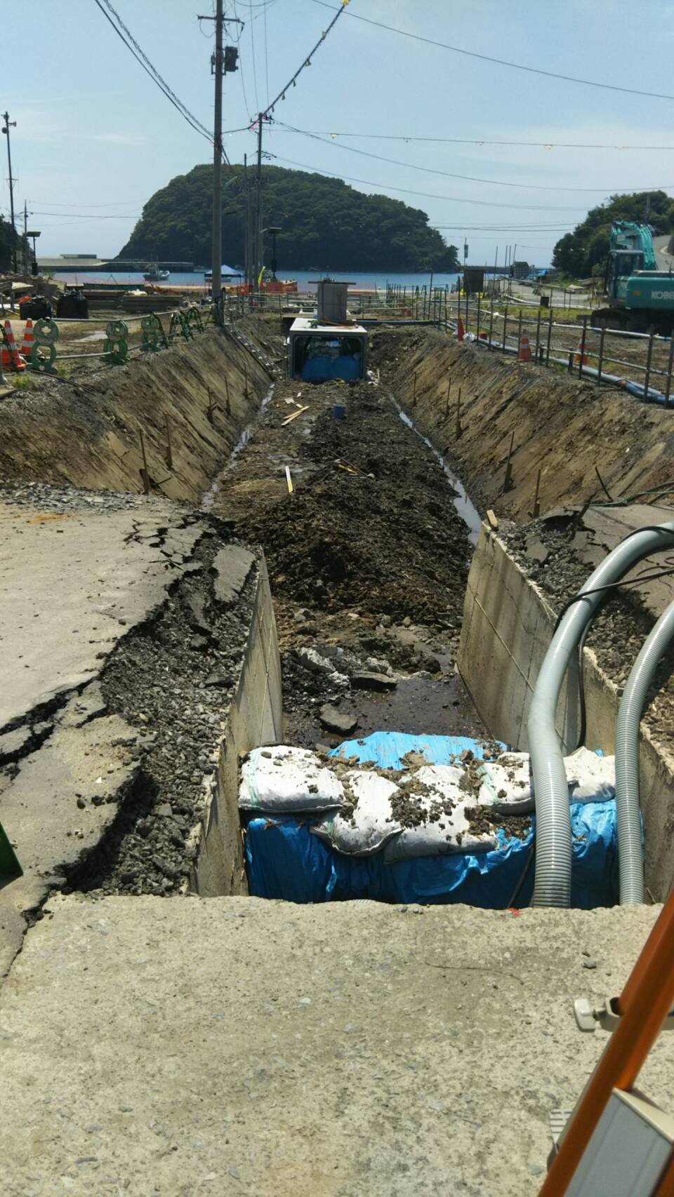 道路工事と高台の小さな公園【2017/7/31】_b0219510_18285280.jpg