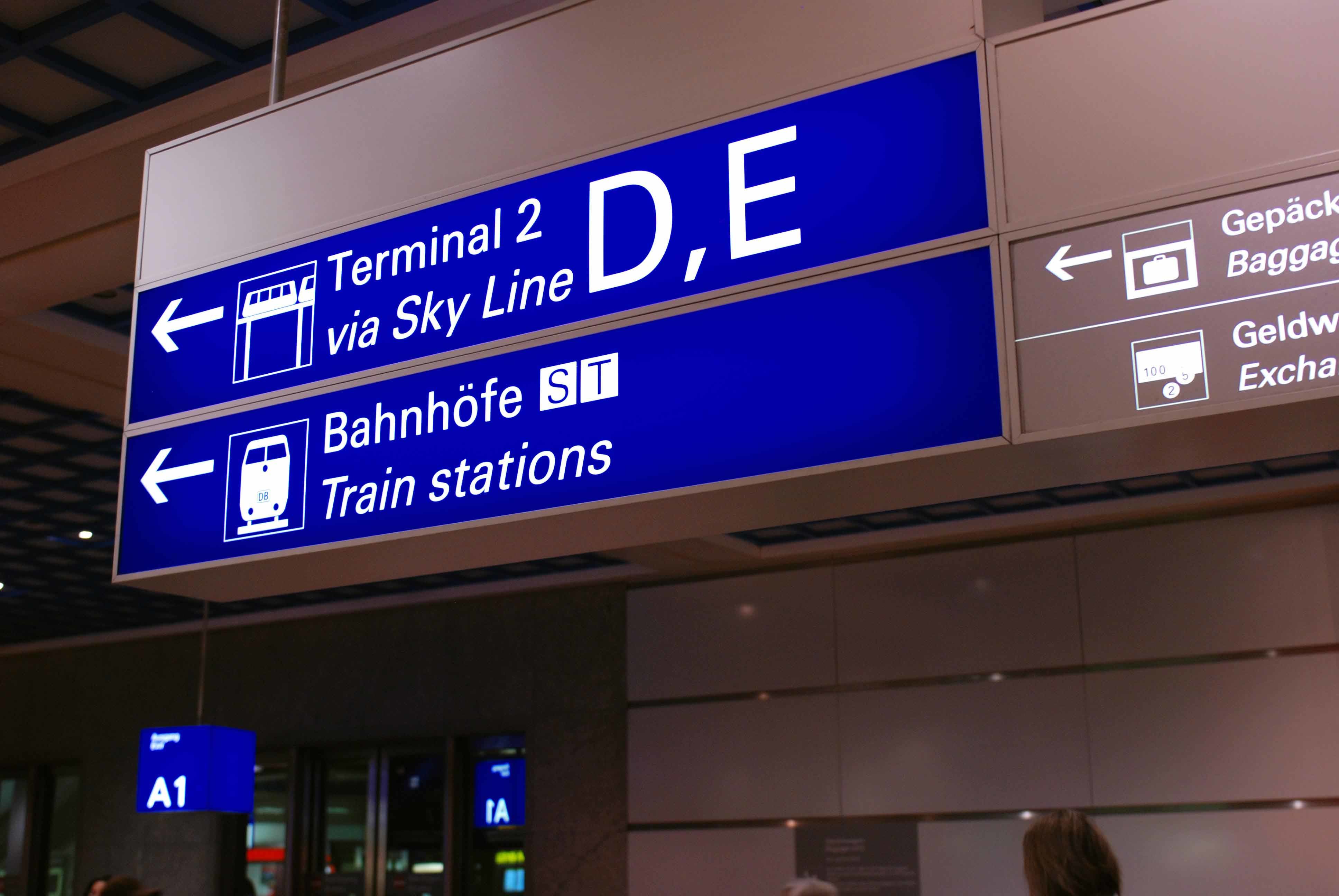フランクフルト空港の新旧サイン比較_e0175918_03174200.jpg