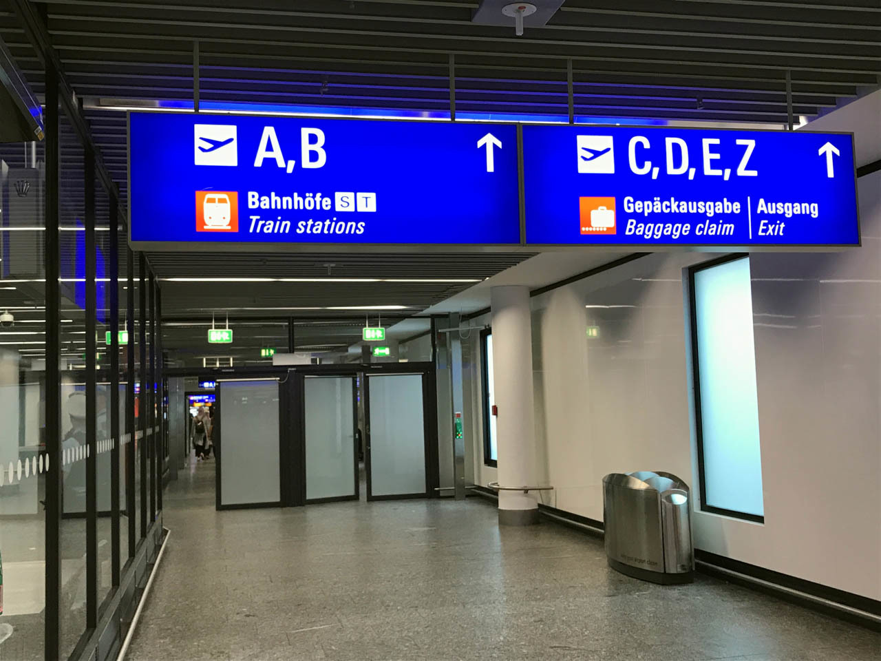 フランクフルト空港の新旧サイン比較_e0175918_03394227.jpg