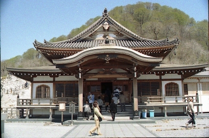 2005/5GW 青森怪所めぐり~梵珠山、三内丸山遺跡、恐山、日本中央の碑、キリストの墓、大石神ピラミッド、仏ヶ浦遠景ほか(暫定報告書)携帯デジカメ版_b0116271_17460018.jpg