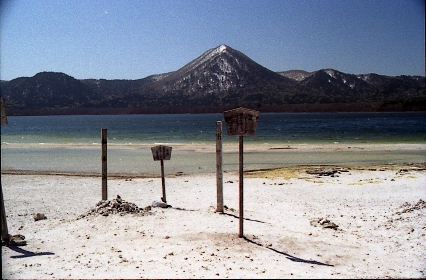 2005/5GW 青森怪所めぐり~梵珠山、三内丸山遺跡、恐山、日本中央の碑、キリストの墓、大石神ピラミッド、仏ヶ浦遠景ほか(暫定報告書)携帯デジカメ版_b0116271_17484605.jpg