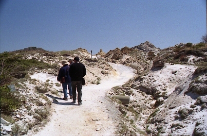2005/5GW 青森怪所めぐり~梵珠山、三内丸山遺跡、恐山、日本中央の碑、キリストの墓、大石神ピラミッド、仏ヶ浦遠景ほか(暫定報告書)携帯デジカメ版_b0116271_17505572.jpg