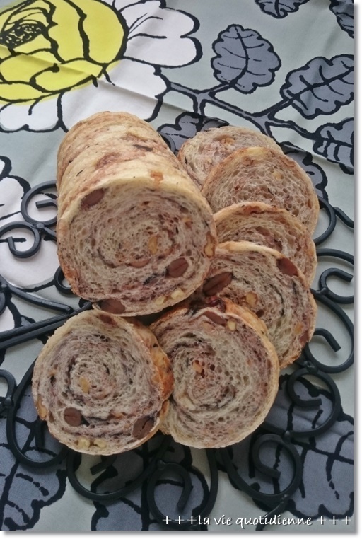 クルミと黒豆のネッチョリ甘いラウンドパンと朝の恒例ポーズ_a0348473_09502293.jpg
