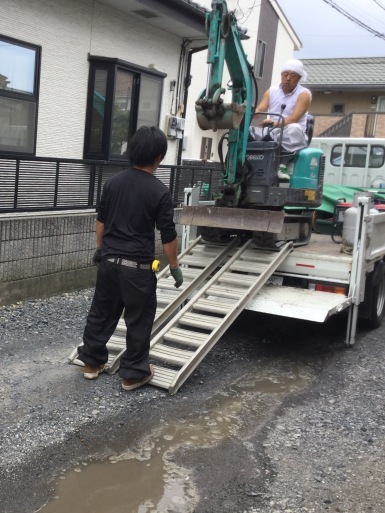 地下水道管に亀裂、震度４・４、５の地震連日の影響_a0053063_17494131.jpg