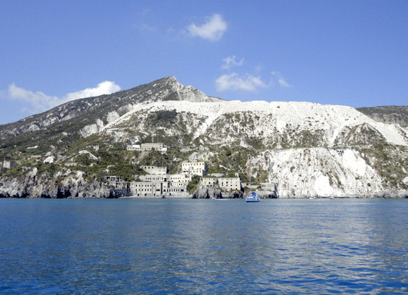 サリーナ島1. 名シーンが甦るイル・ポスティーノの島_f0205783_21180430.jpg