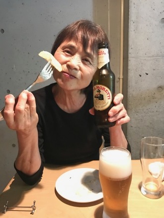 ブリット居酒屋登場〜！サチ子、お客になりたがる。_c0128487_18424547.jpg