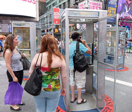 昔ながらの電話ボックス、NYのタイムズ・スクエアに復活?!_b0007805_19401654.jpg