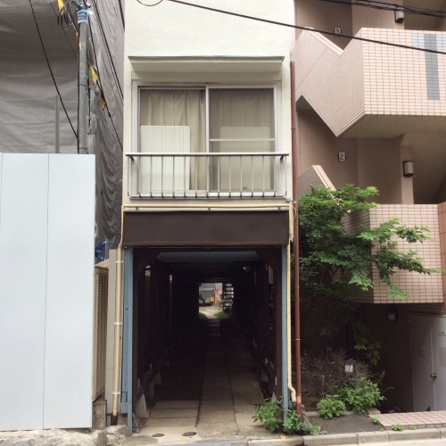 間口1間 立体的うなぎの寝床 一番奥に鉄砲階段あり 池之端 設計事務所 Arkilab