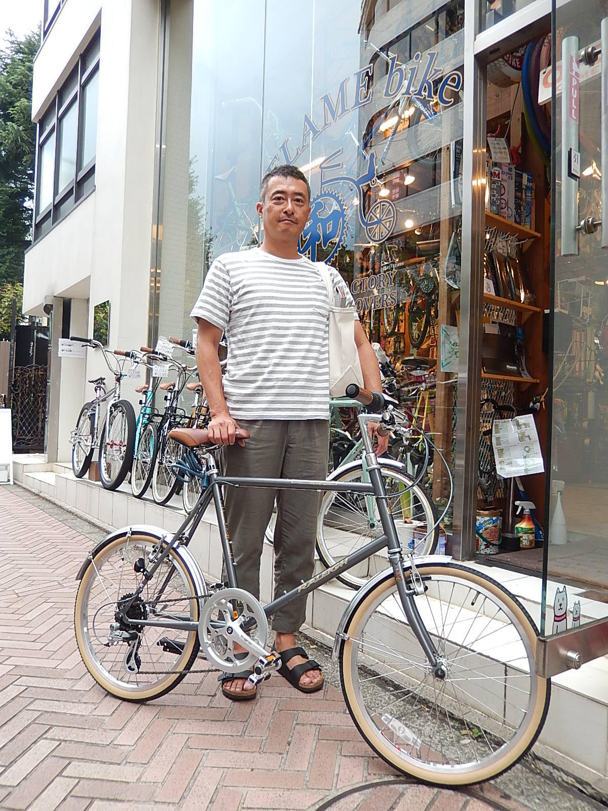 8月5日 渋谷 原宿 の自転車屋 FLAME bike前です_e0188759_1816960.jpg
