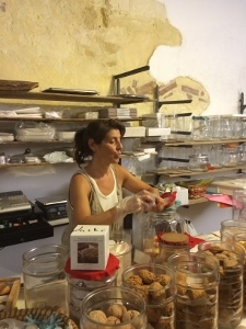 2016年イタリア サルデーニャ紀行 カリアリの郷土菓子店_a0059035_22004163.jpg