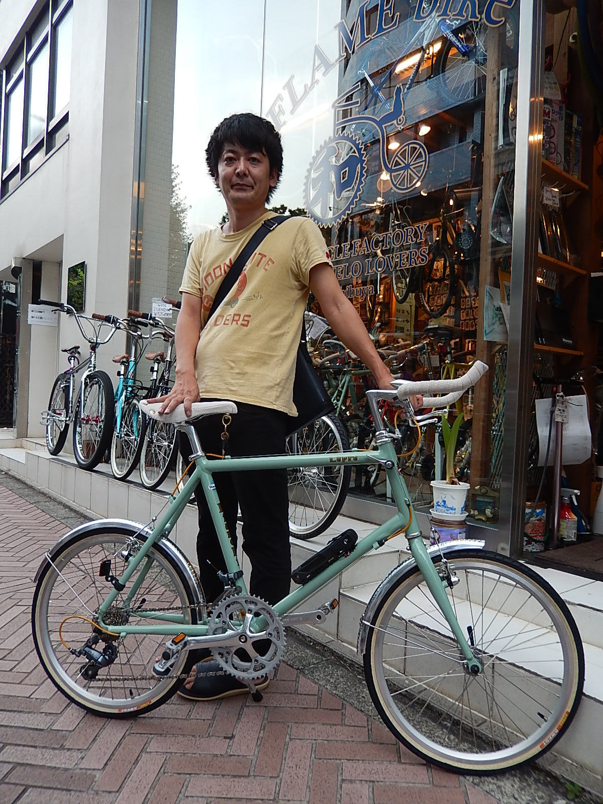 8月6日　渋谷　原宿　の自転車屋　FLAME bike前です_e0188759_193113.jpg