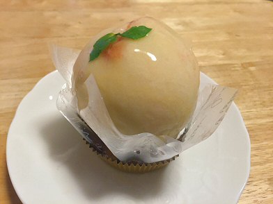 八王子京王堀之内 マリオネット の まるごと桃のタルト を食べた Chokoballcafe