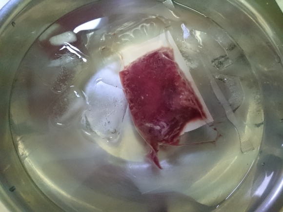 8/6夜勤明け ヱビスビール500ml + カナダ産馬肉赤身細切り(生食用)+豚生姜焼き定食_b0042308_15532217.jpg